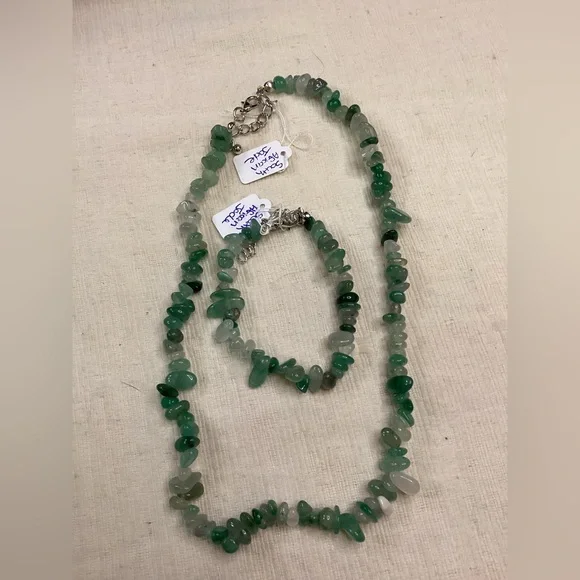 Green South African Jade Gemstone Necklace and Bracelet Set - Picture 2 of 4